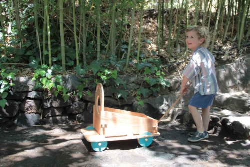 Andador de madera para niños