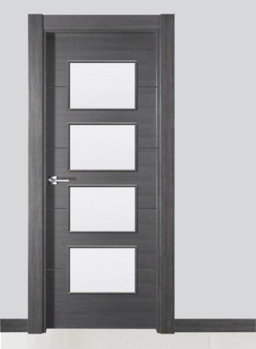 Puerta gris cuatro vidrios
