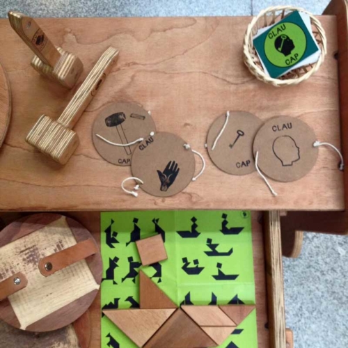  Mesa con juguetes de madera
